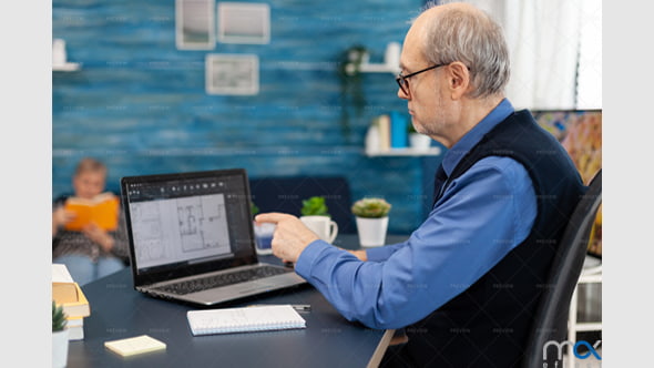 عکس یک پیرمرد در حال کار با کامپیوتر