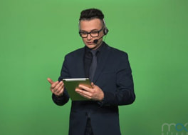 فوتیج کروماکی گوینده خبر با تبلت و هدست Newscaster